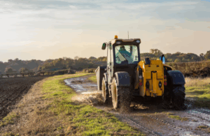 Como o câmbio do trator influencia o desempenho do motor?